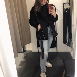 Faux Fur Jacka  - Svart jacka i storlek 36 från pretty little things