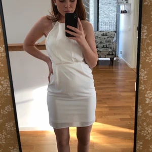 Vit klänning - Vit klänning från Nellys egna märke. Använd en gång på min student.  Som ny helt enkelt. Frakt 60kr