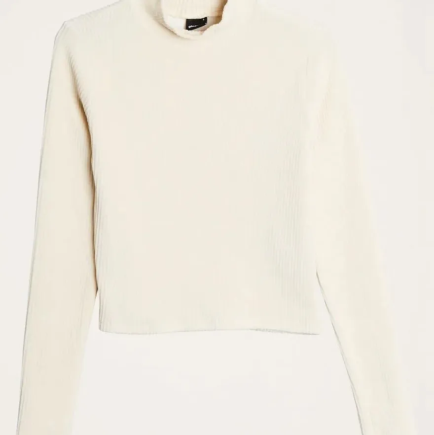 En vit/beige manchester tröja från Gina tricot i strl 36. Möts upp eller så betalar köparen för frakt. Tröjor & Koftor.