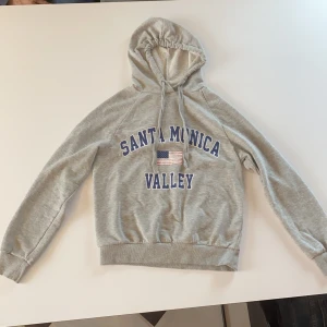 Hoodie från Gina Storlek XXS - Nu säljer denna fina hoodie från Gina storlek XXS. Den är använd rätt så många gånger och flaggan på tröjan är lite sliten men annars är den jättefin och skön. KÖPAREN STÅR FÖR FRAKTEN.