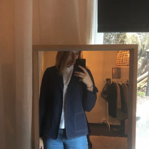 Vintage kavaj storlek S? - Skit fin vintage blå kavaj med vita sömmar som är hittad i mormors garderob:) lite liten i armarna för mig och därför aldrig använd, fraktkostnad tillkommer👍🏼👍🏼