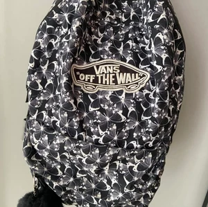 Vans ryggsäck🖤🤍 - Fin ryggsäck från vans🖤🤍 använd med inga fel💖 kontakta för fler bilder eller vid frågor. Tvättas självklart innan fraktning🥰