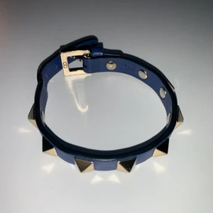 valentinoarmband - blått valentinoarmband i väldigt bra skick! köpt för någon månad sedan på valentinos hemsida. färgen säljs ej längre. säljer då jag aldrig använder det. skriv för fler bilder 💕💕 köpare står för frakten 😊