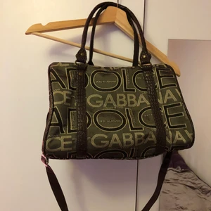 D&G väska - D&G väska! Inte äkta men väldigt fin och får plats mkt i den!