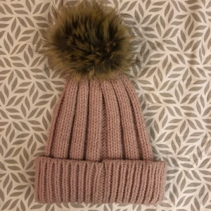 Mössa med pälsboll  - Gullig mössa med en pälsboll, från ginatricot. 