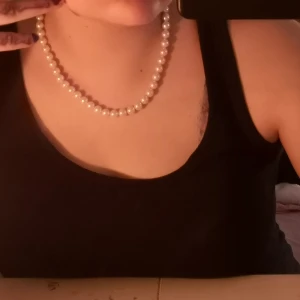 Pärlhalsband  - Ett mycket fint pärlhalsband som aldrig har kommit till användning. I mycket bra skick! Frakt ingår i priset ⭐