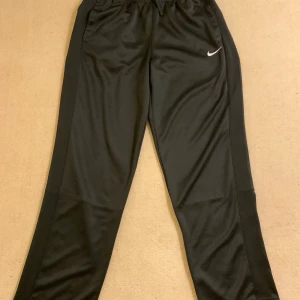 Nike track pants - Svarta track pants, i nästintill nyskick, size M. 