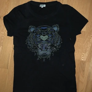 Kenzo t-shirt - Svart t-shirt från kenzo. Sjukt skön och cool. Storlek xs men sitter perfekt (lite löst) på mig som har S i vanliga fall💞💞. Nypris: 999