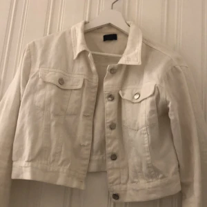 Jeansjacka från Nelly kortare modell - Fint skick , använt sparsamt , nypris runt 400/500 kr