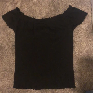 Svårt topp  - Svart tröja från Gina, storlek S. 