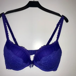 HUNKERMÖLLER - lila super push-up bh stl 75C - En stilig bh i fint skick som ger ett snyggt lyft i en dessutom fantastisk färg. Använd ett par gånger. Nypris ca 300kr och köparen står för frakten