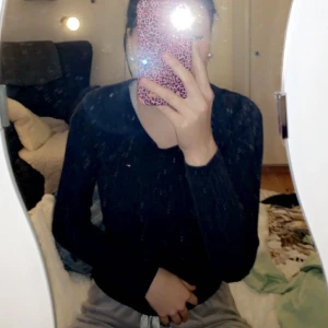 Tommy Hilfiger  - En fin tröja från Tommy Hilfiger, nån form av stickat material, superskön och bara använd några gånger💙📧