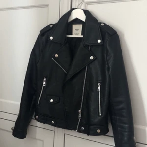 Skinnjacka  - Köpte denna jackan på Plick! Den passa tyvärr inte mig 💕 (bilderna är från den jag köpte den av)