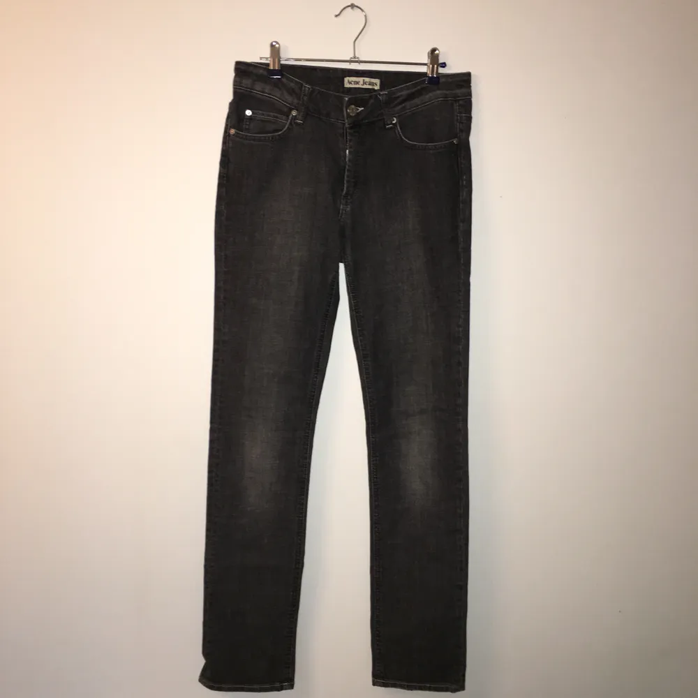 Snygga mörkgråa jeans från Acne stl w28 L32, bud i kommentarerna från 300kr💕 kan mötas upp i östersund annars betalar köparen frakt. Jeans & Byxor.