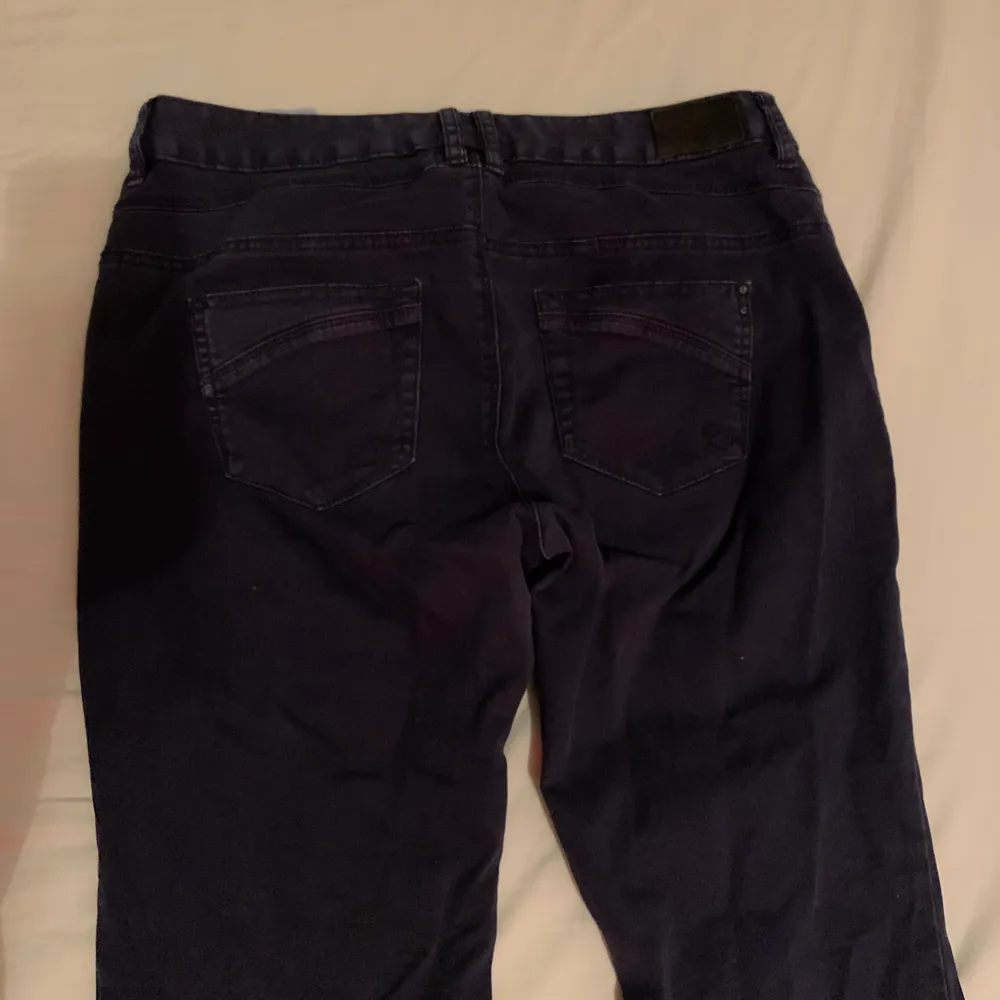 mörkblå jeans med knappar upptill! inte högmidjade men inte lågmidjade, med raka ben. passar inte mig och därför vill jag sälja dom! frakt tillkommer 🌷. Jeans & Byxor.