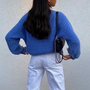 stickad tröja - stickad tröja i superfin blå färg! skitsnygg i modellen!💙💙 