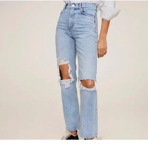 Ljusblåa Jeans - Säljer mina ljusblåa slutsålda Jeans från Mango! Jeansen är i nyskick och är i storlek 36! Köparen står för frakten! Buda på😊 Eller köp direkt för 650kr!