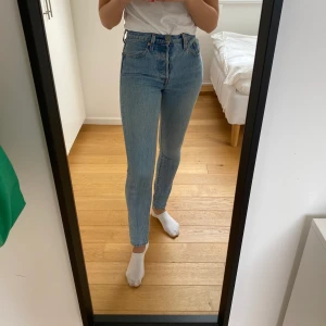 Levi’s 501 skinny W23 L30 - Säljer dessa superfina levi’s jeans. Tycker verkligen om dessa men de sitter lite väl tajt på mig, jag är 170cm lång. Väl använda (därav prissänkning) men ändå i relativt gott skick. Köparen står för frakten💞