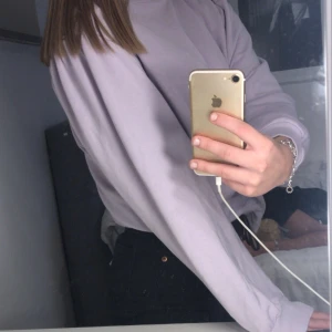 Ljuslila sweatshirt - En fin ljuslila sweatshirt med liten volang på axlarna. Stl xs/s men sitter mer som s. Lite större där nere vilket gör att de är lätt att stoppa in den lite och styla som man vill💜💜 