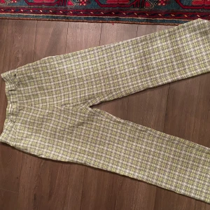 Rutiga byxor - Säljer dessa superfina rutig byxor, materialet är väldigt tunt och ger rumpan en sån fin form, de är väldigt bekväma men kommer tyvärr inte till användning :/ pris kan diskuteras 