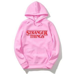 En snygg rosa stranger things hoodie. Vet tyvärr inte vart den är ifrån då jag fått den men det är ett otroligt skönt material på den 