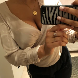 Blus - blus i fint skick, knappt använd då den är för liten i ryggen för mig💖 skulle säga att den är mer som en S/M är storlek L. köparen står för frakten! 