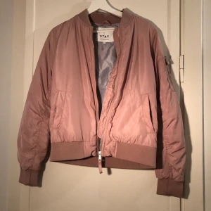 STAY Bomberjacka - STAY bomberjacka i storlek S - nästintill oanvänd :)