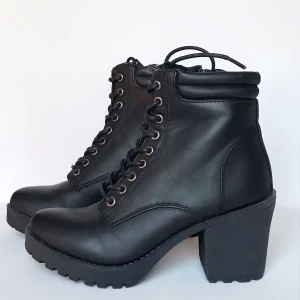 Svarta boots strl 37  - Skit snygga svara boots, använda en gång tidigare! Det är fodrade inuti, perfekt när det börjar bli kallt. Det finns både dragkedja på sidan och snörning! 