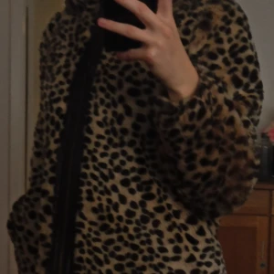 Fluffig leopard mönstrad jacka  - Använd men i bra skick. Storlek 36. Väldigt varm nu till vintern.Orginalpris : 550 kr 