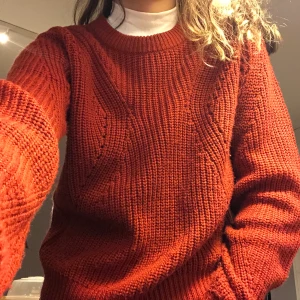 Stickad tröja  - En skön stickad tröja! Fin nu på hösten, skön och bra passform. Kommer bara inte till användning! Frakt ingår 💕
