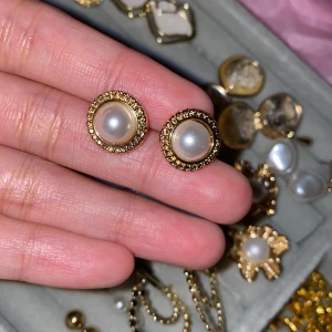 Fina pärlor örhängen  - Fina pärlor örhängen äkta s925 sterling silver som är helt nya!! kostar 89kr+frakt 💕