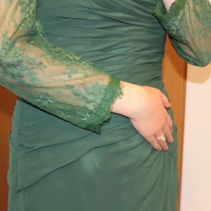 Grön aftonklänning - OBS! Bilderna beskärs på Plick så skriv privat för hela bilder. 😃 Grön aftonklänning med en snygg bolero i spets som gör klänningen festligare. 💚 Klänningen kan bäras med eller utan boleron. Storlek L-XL. Möts upp eller fraktar, skriv privat för fraktkostnaden.