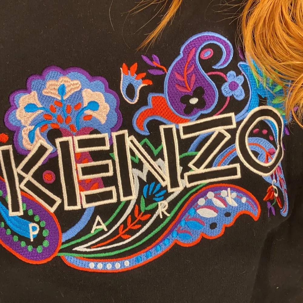 Nästa än oanvänd kenzo sweatshirt i väldigt fint skick☺️Äkta kenzo. Säljer pga den it blir använd för de it min stil längre,men om flera vill ha får ni buda. Toppar.
