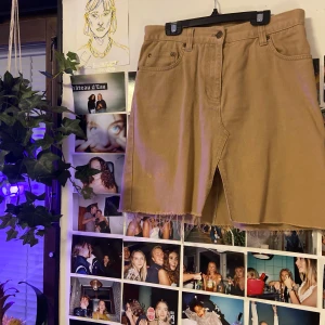 Jeans kjol, brun:) - Brun jeanskjol köpt förra året second hand! ✨ Säljer pga bara använt den ett fåtal gånger sedan jag köpt den:( Supertrendig till hösten dock med den fina färgen och nice till layers 😌✌🏽 