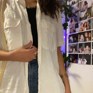 Skjorta, vit :) - Vit skjorta köpt second hand! ✨ Säljer pga att jag har rent för många skjortor:’( Stryks såklart innan den skickas iväg till köparen 😌✌🏽 snygg att använda som extra lager nu till höst:)