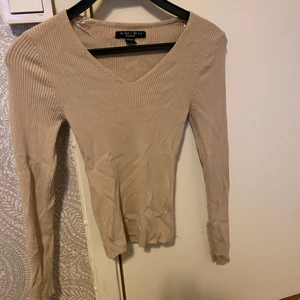 Den ljusa är i storleken S och den bruna i XS - 2 För 130 långärmade V- ringade tröjor från New yorker aldrig använd 