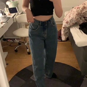 Cheap monday jeans - Vida jeans från cheap monday. De är insydda i midjan, men fortfarande för stora för mig.