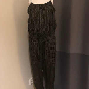 Jumpsuit Noa Noa - Fin mörkblå jumpsuit från Noa Noa i storlek M. Passar S-M. Använd ett fåtal gånger och är som ny.