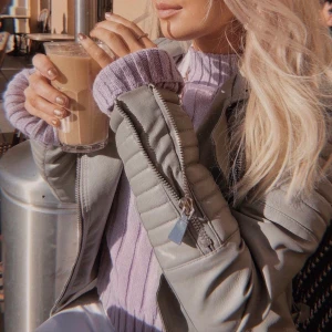 skinnjacka dam - Skinnjacka från chiquelle som kostar 699kr säljer för 350 kr /frakten ingår i pris!! 😘använd en gång ser ut som nya! 💞storlek 36-S passar även34/s