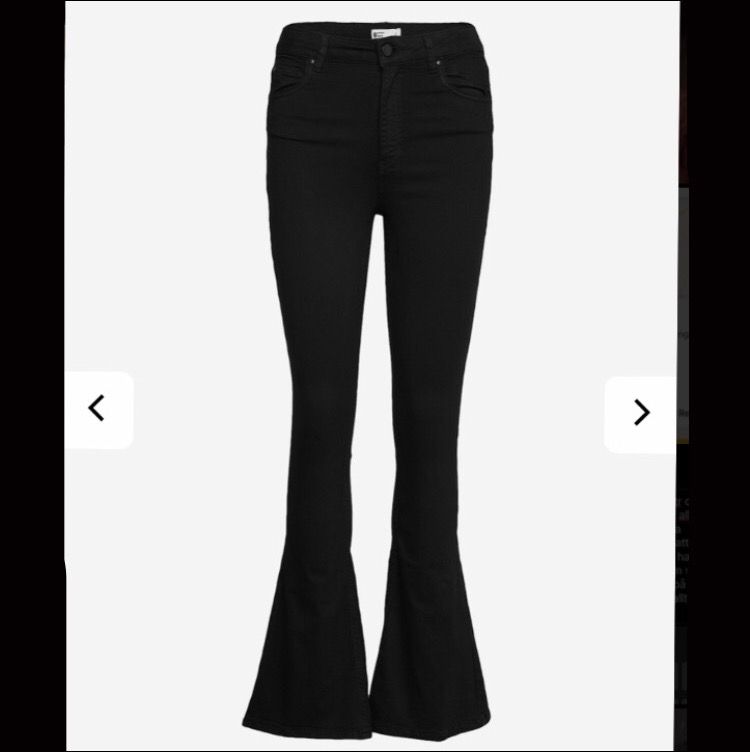 Säljer mina svarta bootcut jeans från Gina Tricot då de är för små för mig. Kan skicka fler bilder på byxorna vid intresse. De är i bra skick. De går ut lite mer än vad der ser ut som på den andra bilden, men de är som sagt för små för mig.. Jeans & Byxor.