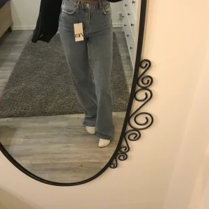 Trendiga jeans - Säljer mina helt nya jeans från zara. Endast provade! Säljer pågrundav fel stolek. Jag är 170 och jag trampar på dom