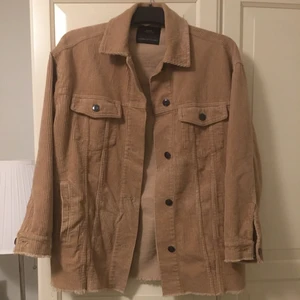 Manchesterjacka från ZARA - Knappt använd Manchesterjacka från zara i en beige färg. Säljs för 100 + frakt!