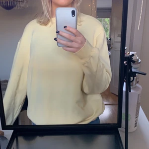 tröja - säljer denna gula tröjan i storlek M (herrstorlek) sitter lagom oversized på mig som är S💕