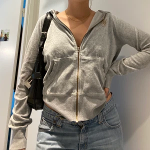 Snygg kofta💫 - Supersnygg kofta som passar till det mesta!💖 passar mig som är s! Möts på söder annars står köparen för frakt på 59kr💫