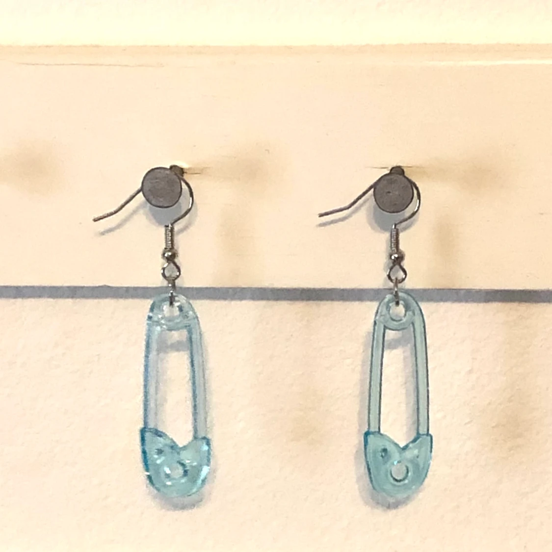 Örhängen med säkerhetsnålar