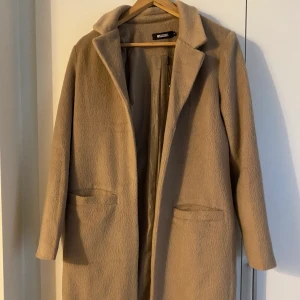Kappa från missguided  - Säljer denna snygga brun/beige höstkappan från Missguided. Använd endast ett par gånger så väldigt fint skick! Storlek 8 men passar mig väldigt bra och jag brukar ha XS-S (mest S). Köparen står för frakten🤍