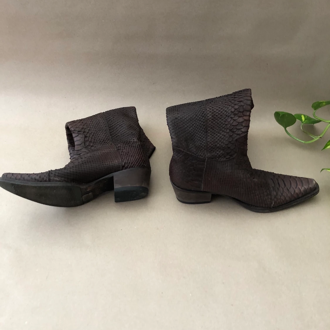 Skitsnygga bruna cowboy boots i ormskinnslook! - 91