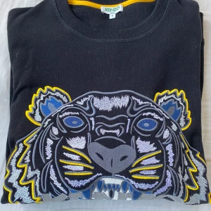 Kenzo tröja strl S - Snygg tröja från Kenzo. Endast använd ett fåtal gånger! Strl S.