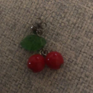 Örhengen - Örhengen i äkta silver som ser ut som körsbär.