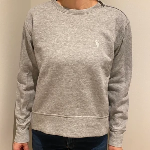 Polo Ralph Lauren - Grå tröja från Polo Ralph Lauren. Helt oanvänd då den inte passar mig🤍  Kan man inte mötas upp är frakten 65 kr :)